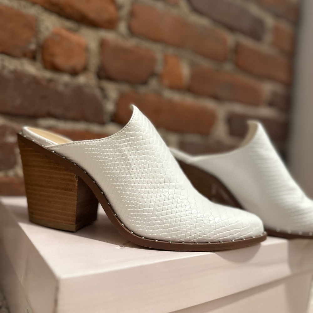 Western White Heeled-Mules